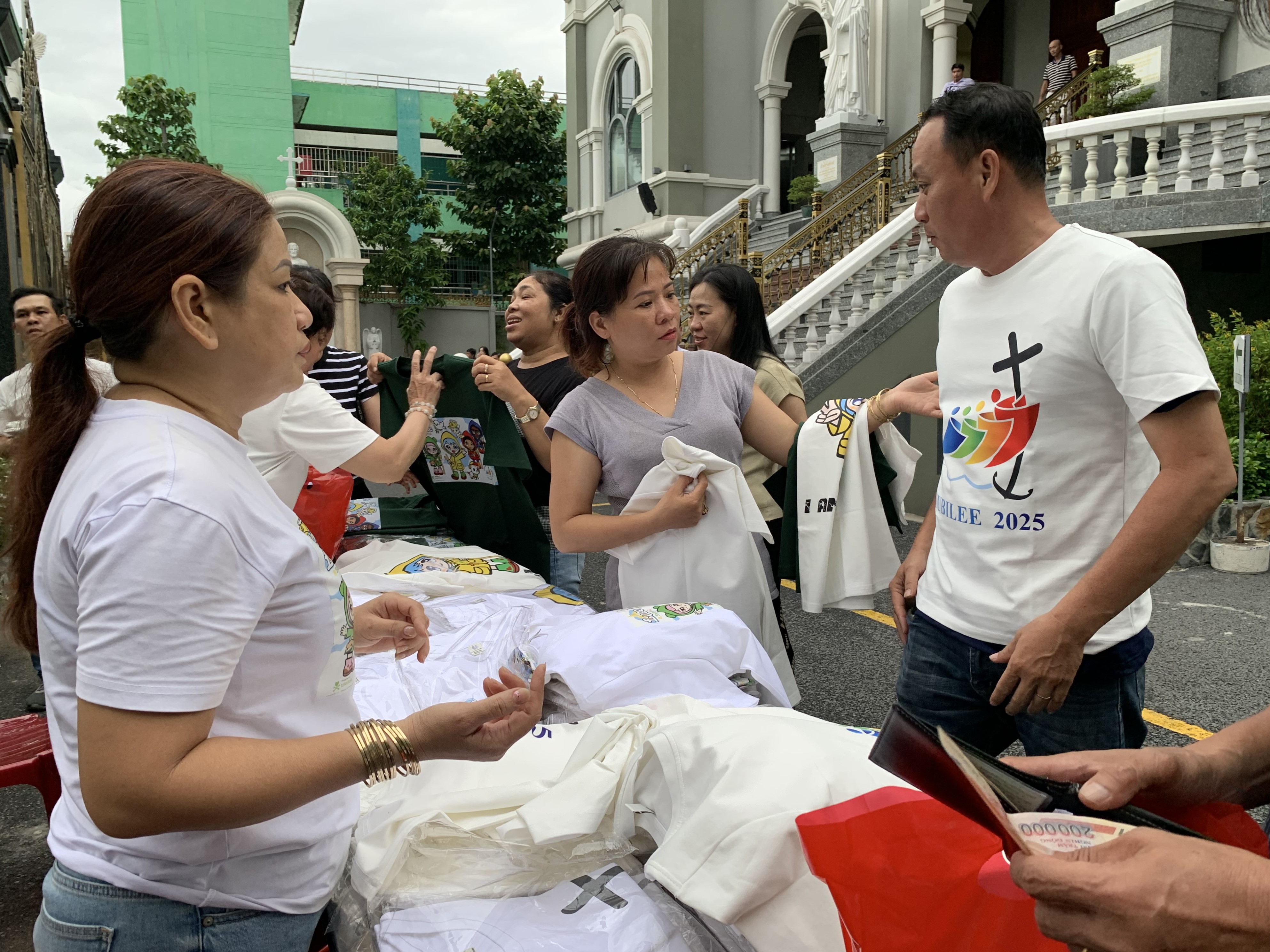 Bán áo thun  gây quỹ bác ái Năm Thánh 2025